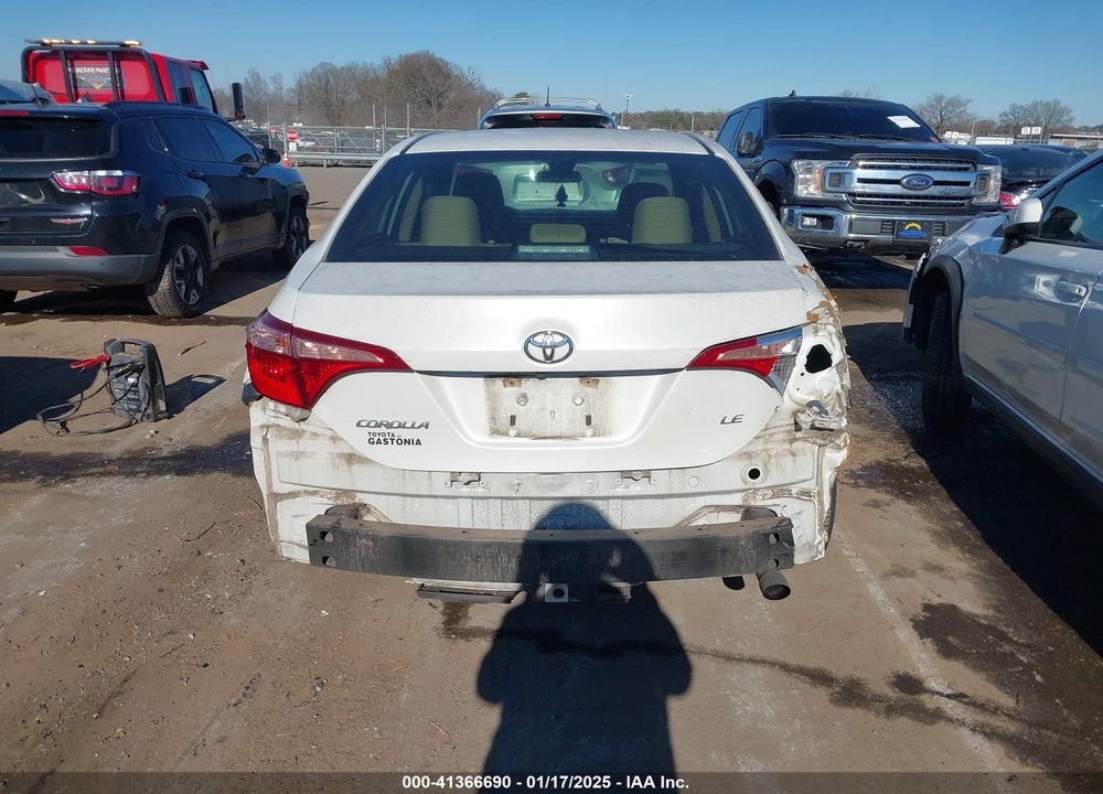 2018 TOYOTA COROLLA LE VIN: 5YFBURHE2JP796873