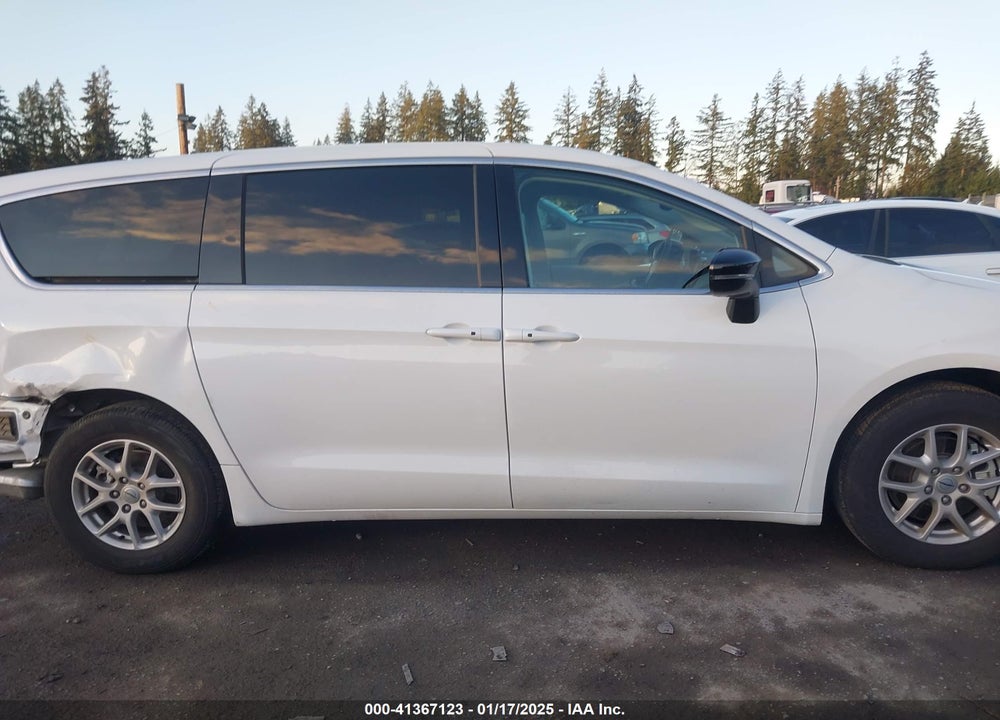 2024 CHRYSLER PACIFICA TOURING L VIN: 2C4RC1BG4RR155085