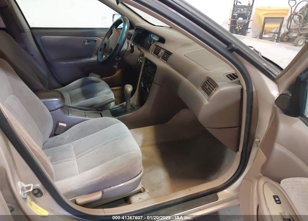 2000 TOYOTA CAMRY LE VIN: 4T1BG28K2YU962239