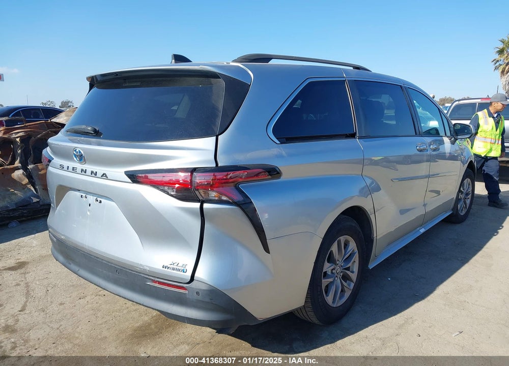 2022 TOYOTA SIENNA XLE VIN: 5TDJRKEC5NS098147