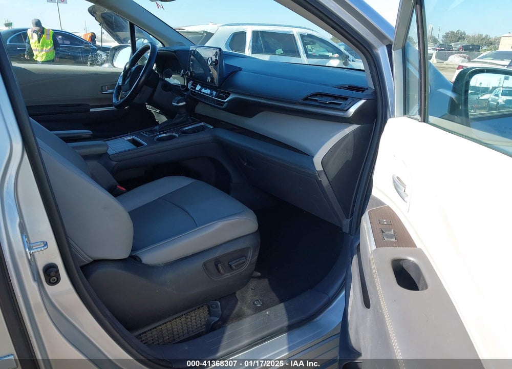2022 TOYOTA SIENNA XLE VIN: 5TDJRKEC5NS098147