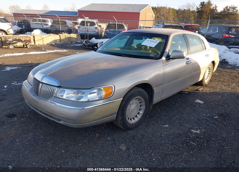 2000 LINCOLN TOWN CAR EXECUTIVE VIN: 1LNHM81W3YY938415