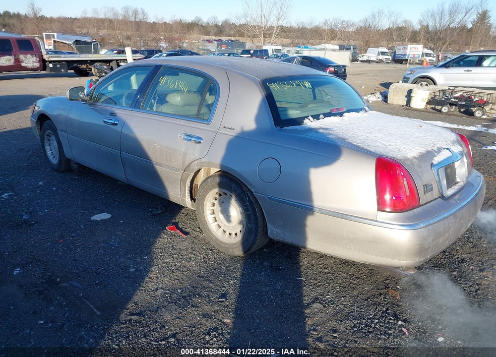 2000 LINCOLN TOWN CAR EXECUTIVE VIN: 1LNHM81W3YY938415