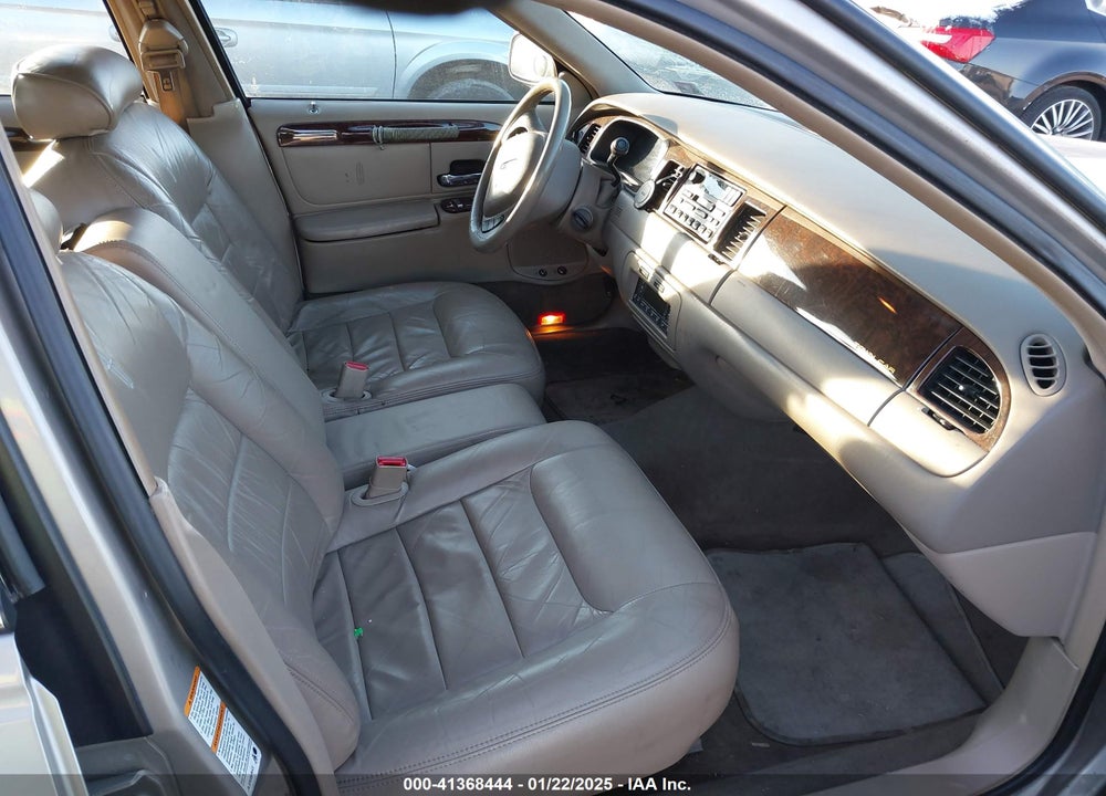 2000 LINCOLN TOWN CAR EXECUTIVE VIN: 1LNHM81W3YY938415