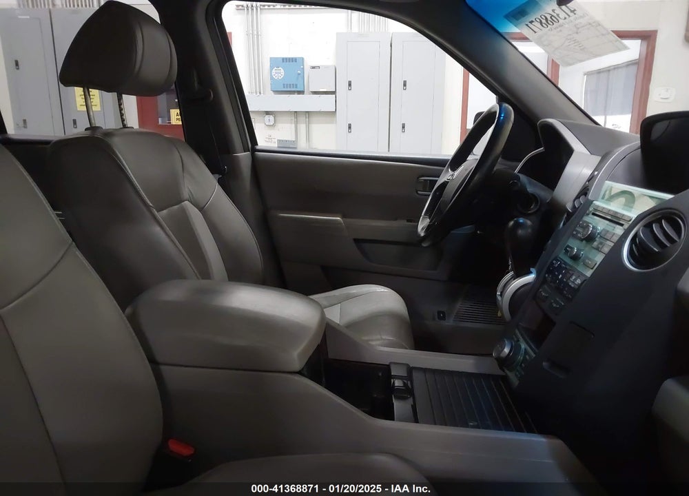 2011 HONDA PILOT EX-L VIN: 5FNYF4H70BB012924