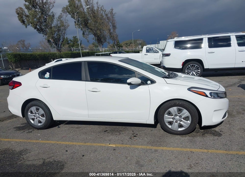 2017 KIA FORTE VIN: 3KPFK4A79HE104318