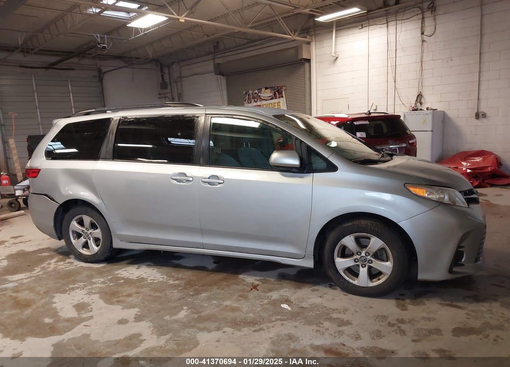 2019 TOYOTA SIENNA LE 8 PASSENGER VIN: 5TDKZ3DC6KS996439