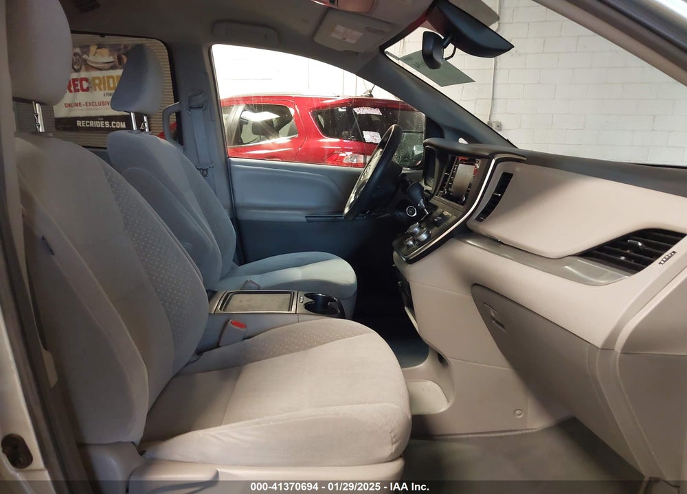 2019 TOYOTA SIENNA LE 8 PASSENGER VIN: 5TDKZ3DC6KS996439