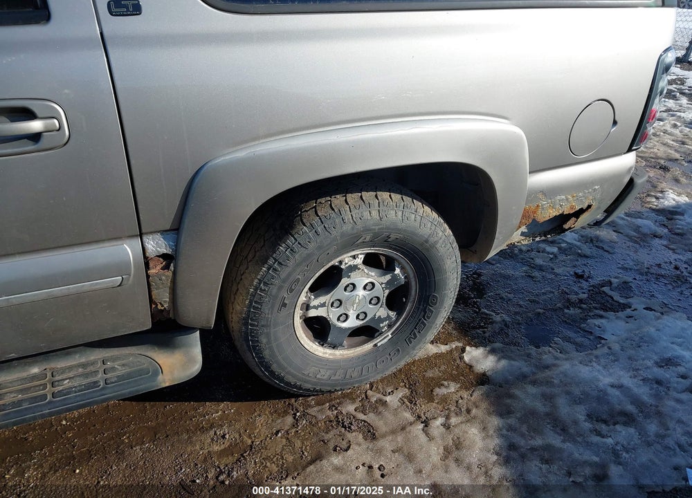 2001 CHEVROLET SUBURBAN 1500 LT VIN: 3GNFK16T51G152095