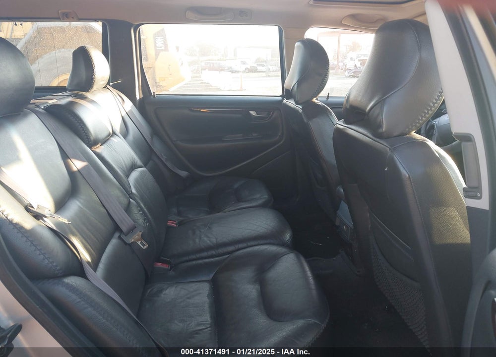 2001 VOLVO V70 XC VIN: YV1SZ58DX11023987