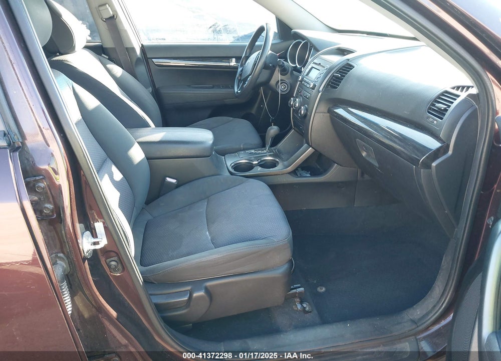 2011 KIA SORENTO LX VIN: 5XYKT3A11BG169627