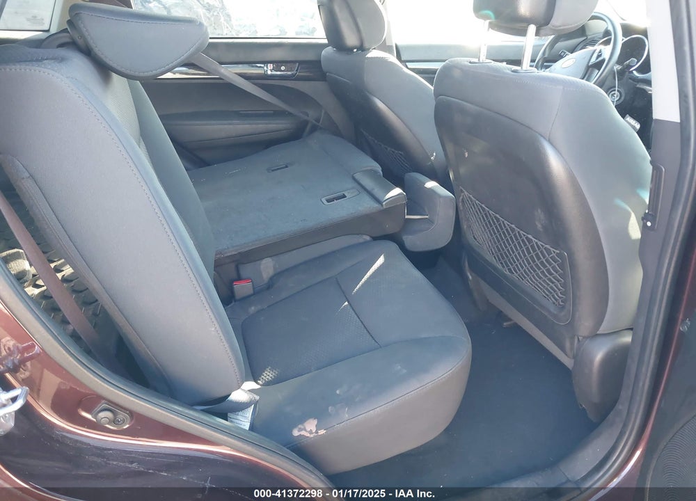 2011 KIA SORENTO LX VIN: 5XYKT3A11BG169627