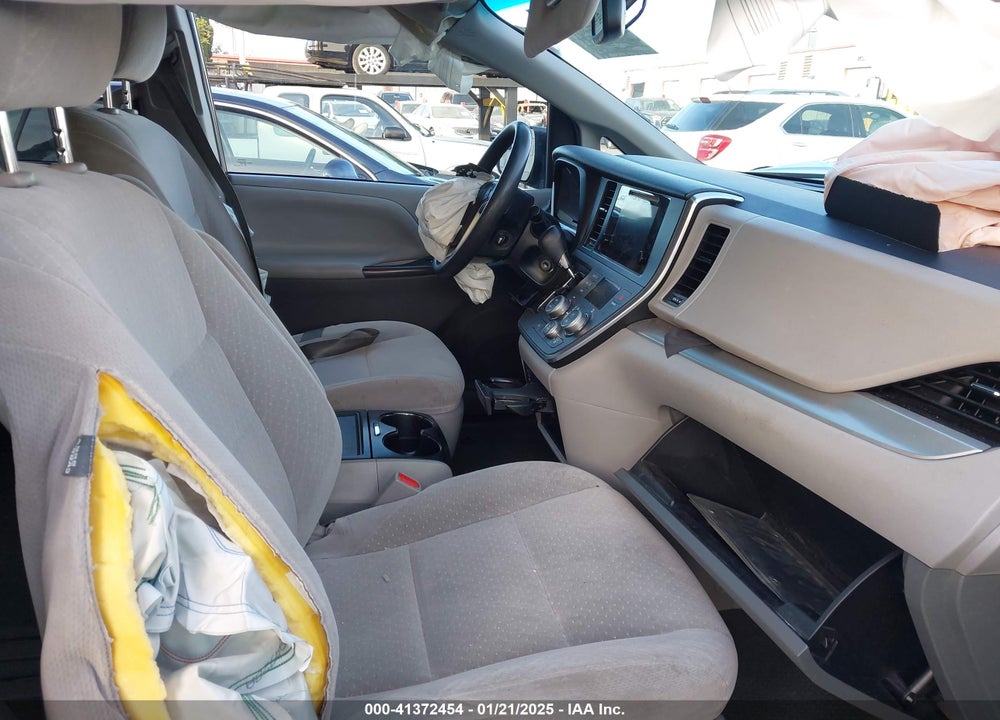 2017 TOYOTA SIENNA LE 8 PASSENGER VIN: 5TDKZ3DC0HS786623