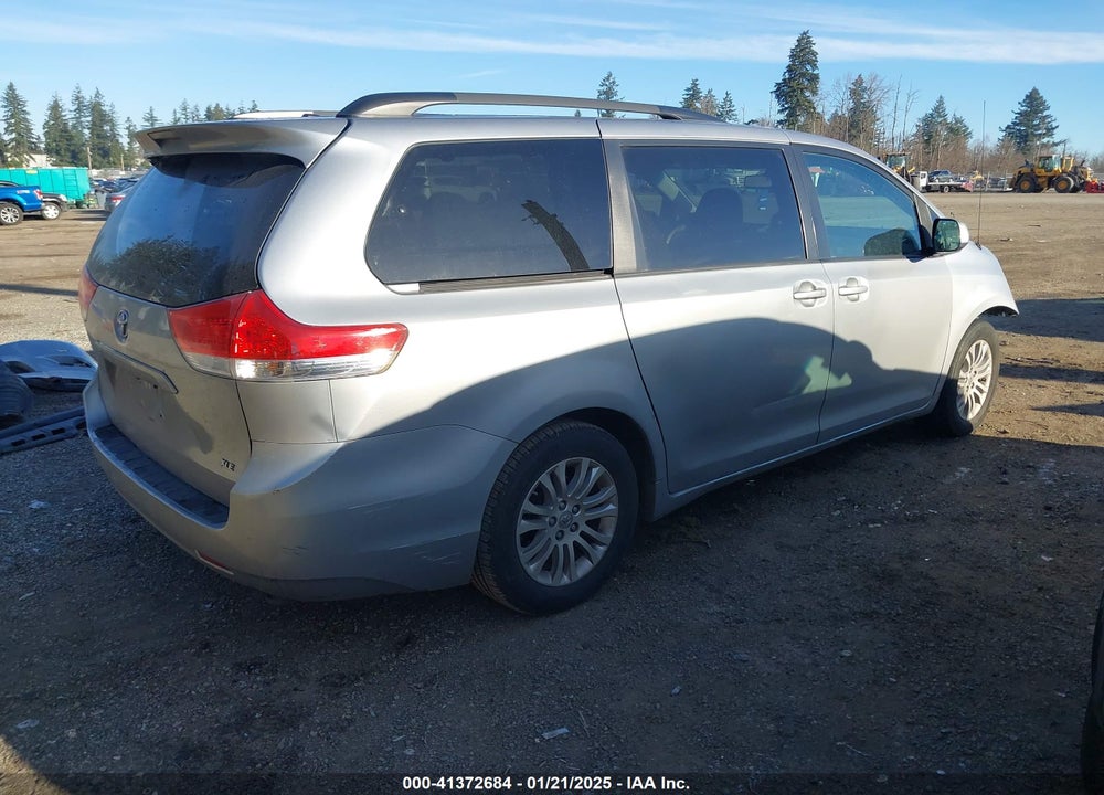 2013 TOYOTA SIENNA XLE V6 8 PASSENGER VIN: 5TDYK3DCXDS364934