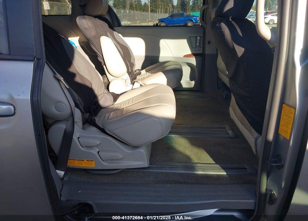 2013 TOYOTA SIENNA XLE V6 8 PASSENGER VIN: 5TDYK3DCXDS364934
