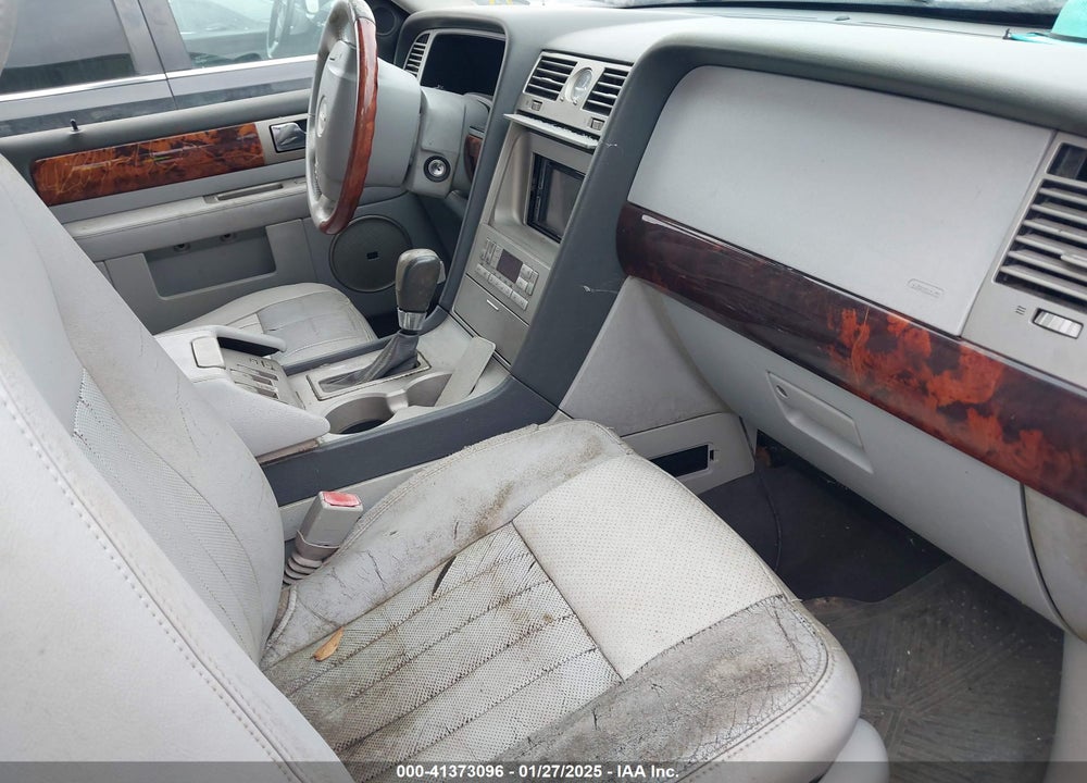 2004 LINCOLN NAVIGATOR VIN: 5LMFU28R24LJ30047