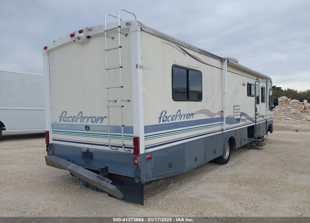 1996 CHEVROLET P30 VIN: 1GBLP37J3T3317688