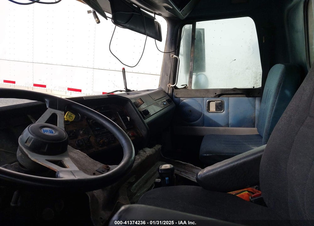 1995 WHITE/GMC WG VIN: 4V2JCBBE7SR842832
