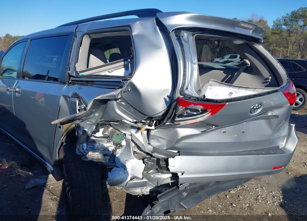 2020 TOYOTA SIENNA XLE VIN: 5TDYZ3DCXLS075112