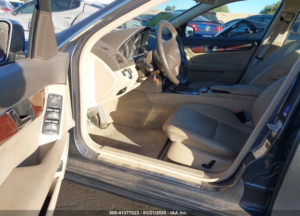 2011 MERCEDES-BENZ C 300 LUXURY/SPORT VIN: WDDGF5EB8BR173564