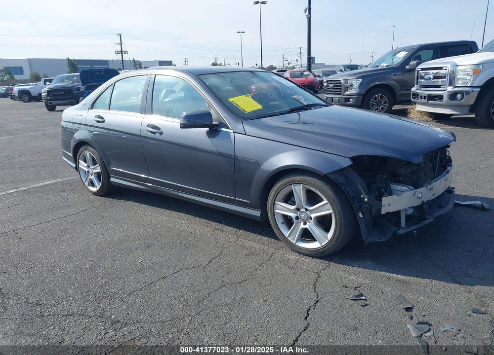 2011 MERCEDES-BENZ C 300 LUXURY/SPORT VIN: WDDGF5EB8BR173564