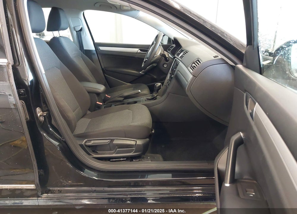 2016 VOLKSWAGEN PASSAT VIN: 1VWAT7A31GC047380