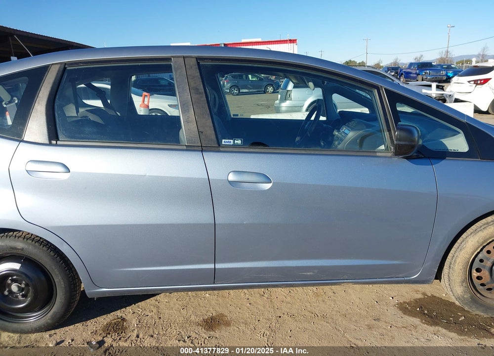 2011 HONDA FIT VIN: JHMGE8H3XBC021421