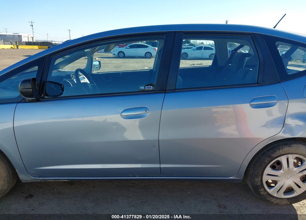 2011 HONDA FIT VIN: JHMGE8H3XBC021421