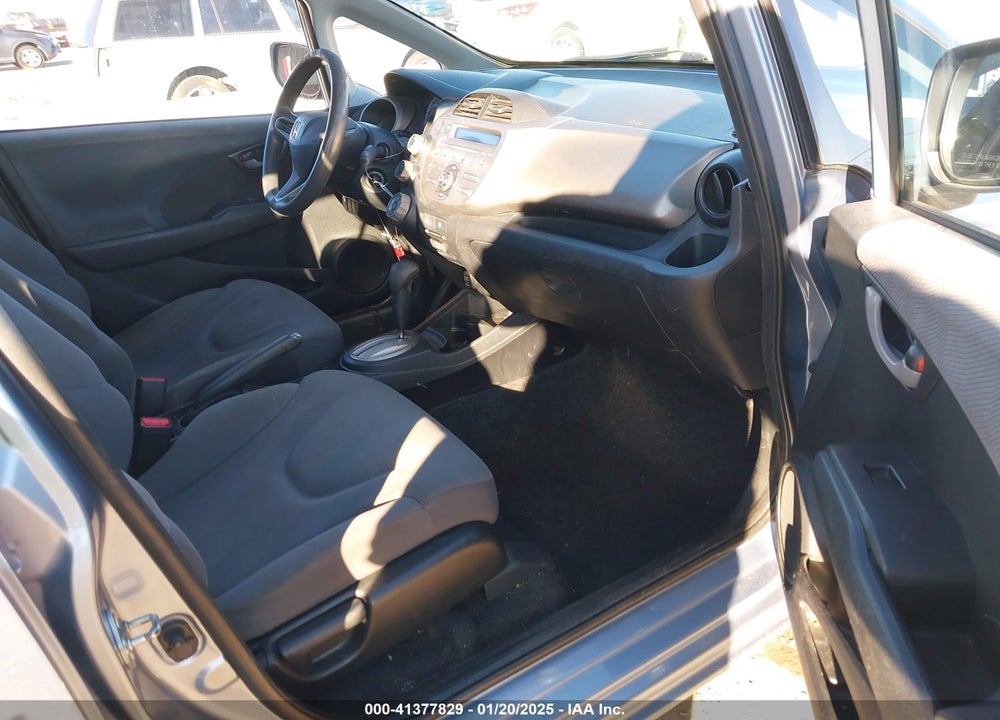 2011 HONDA FIT VIN: JHMGE8H3XBC021421