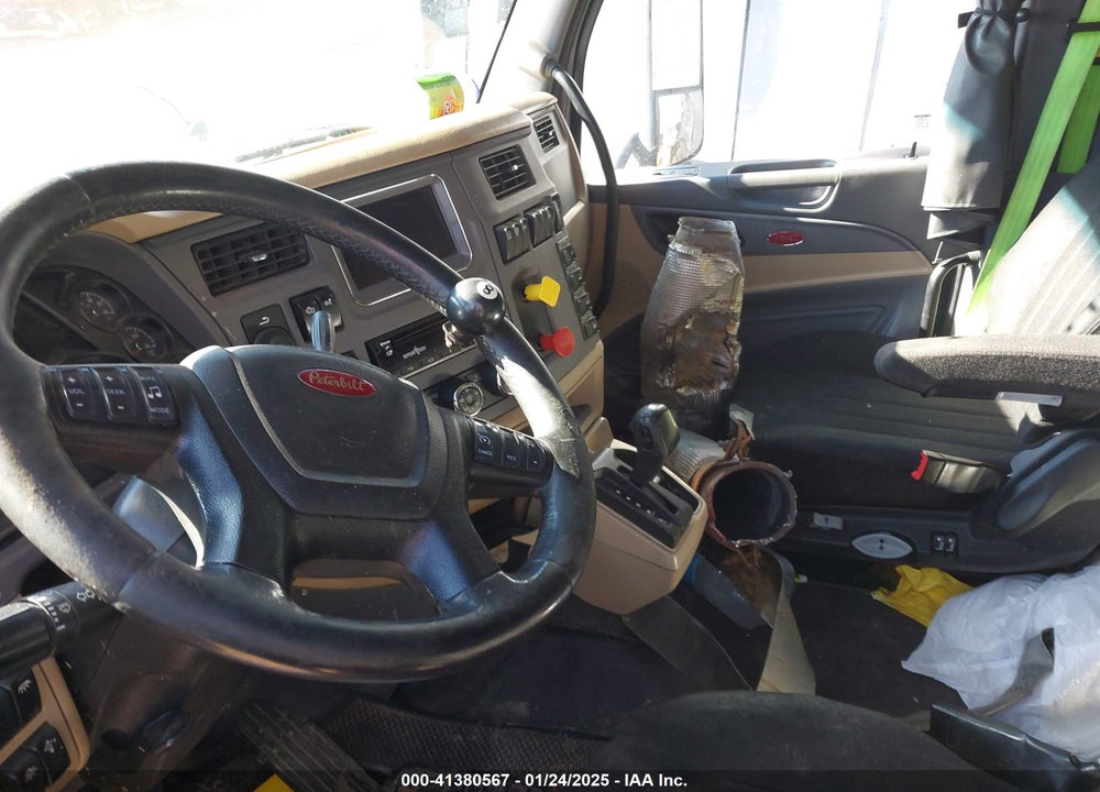 2017 PETERBILT 579 VIN: 1XPBD49X2HD355288