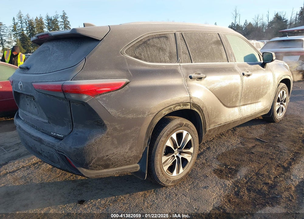 2022 TOYOTA HIGHLANDER XLE VIN: 5TDGZRBH8NS585412