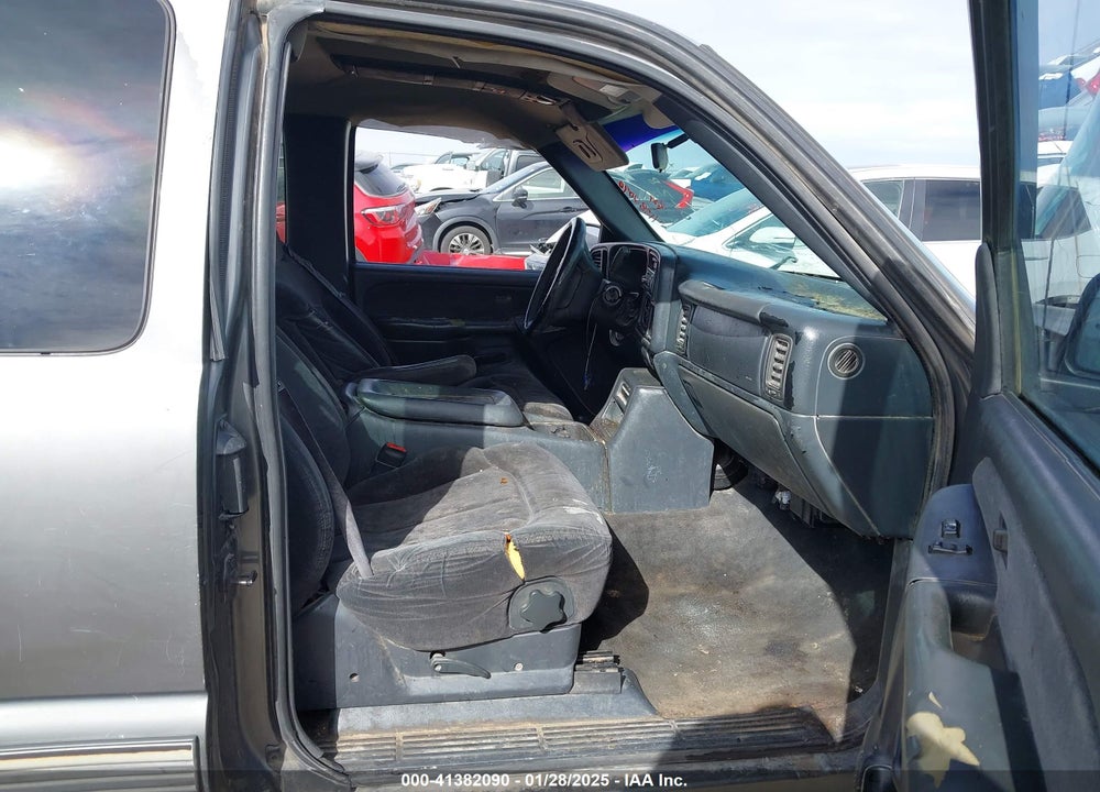 2000 CHEVROLET SILVERADO 1500 LS VIN: 2GCEC19T8Y1134321