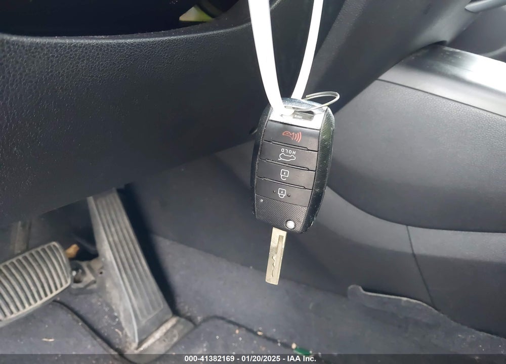 2016 KIA SORENTO 3.3L LX VIN: 5XYPGDA53GG162947
