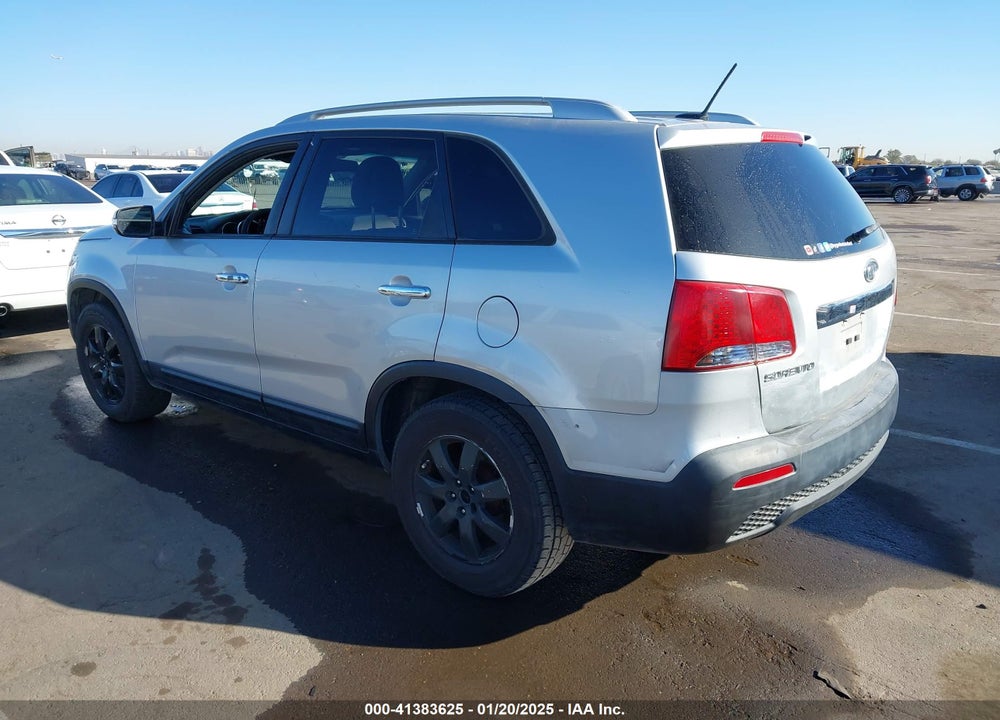 2013 KIA SORENTO LX V6 VIN: 5XYKT4A21DG402584