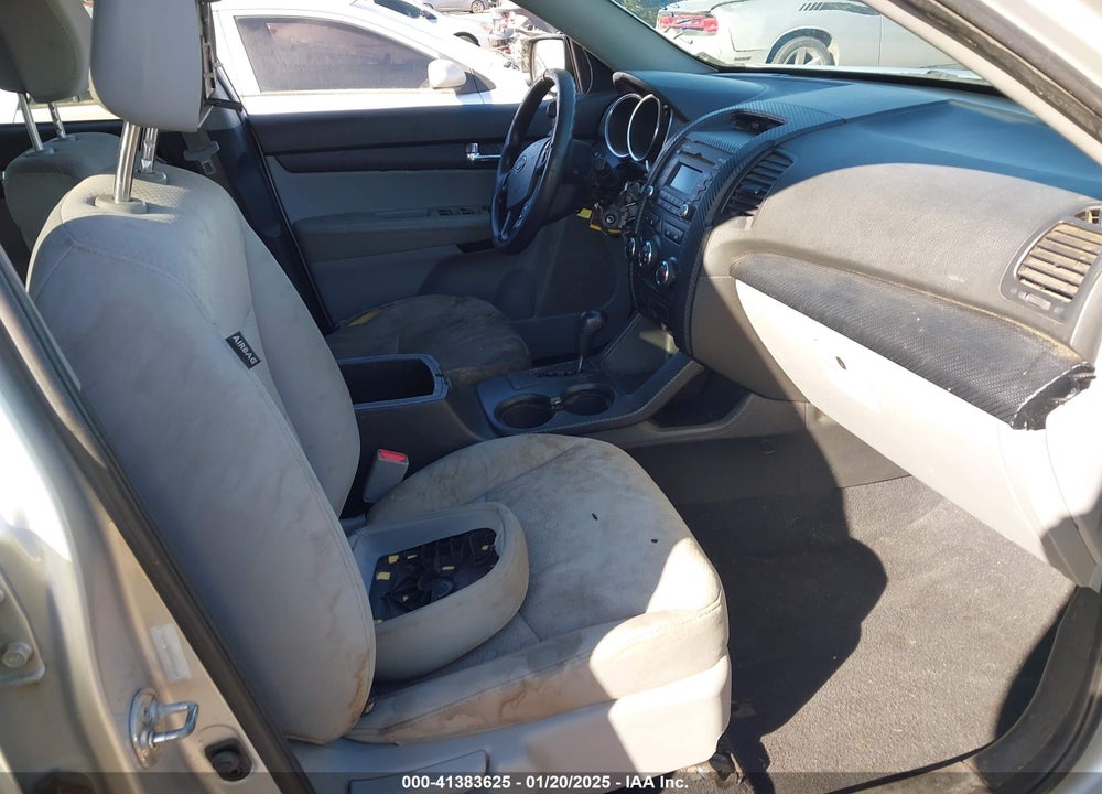 2013 KIA SORENTO LX V6 VIN: 5XYKT4A21DG402584