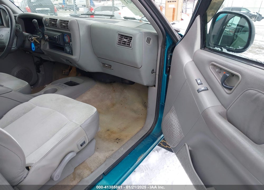 1996 CHEVROLET BLAZER VIN: 1GNDT13W7T2149097
