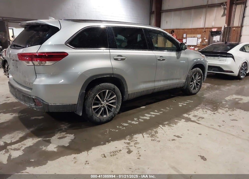 2019 TOYOTA HIGHLANDER XLE VIN: 5TDJZRFH3KS622958
