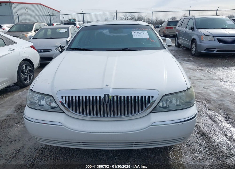2007 LINCOLN TOWN CAR VIN: 1LNHM82W67Y614033