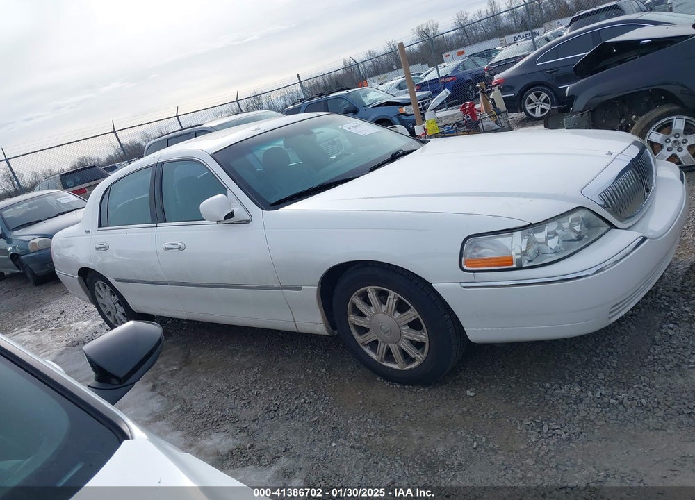 2007 LINCOLN TOWN CAR VIN: 1LNHM82W67Y614033