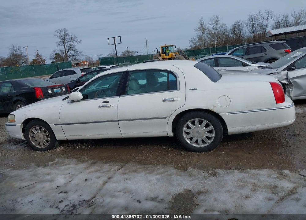 2007 LINCOLN TOWN CAR VIN: 1LNHM82W67Y614033