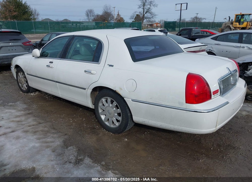 2007 LINCOLN TOWN CAR VIN: 1LNHM82W67Y614033