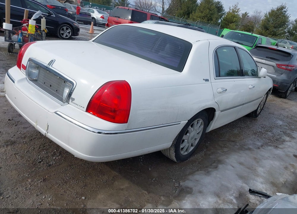 2007 LINCOLN TOWN CAR VIN: 1LNHM82W67Y614033
