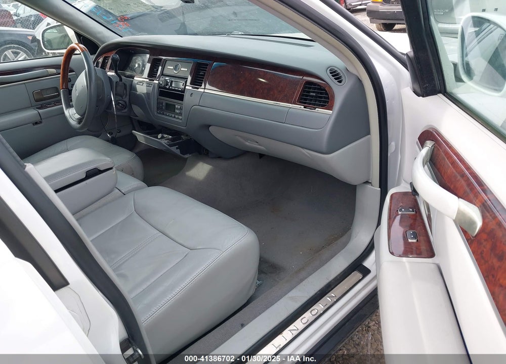 2007 LINCOLN TOWN CAR VIN: 1LNHM82W67Y614033