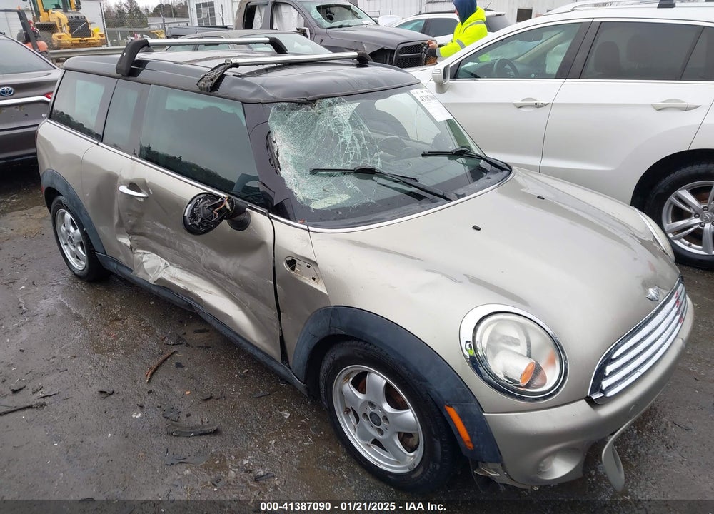 2011 MINI COOPER CLUBMAN VIN: WMWZF3C55BT188172