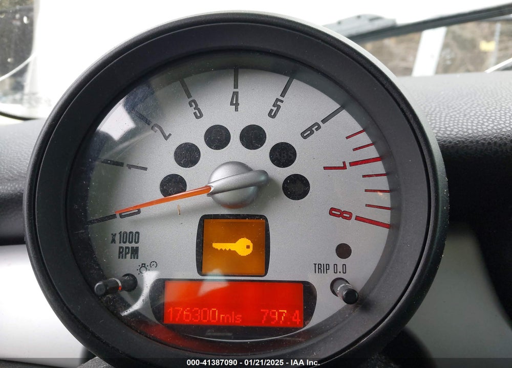 2011 MINI COOPER CLUBMAN VIN: WMWZF3C55BT188172