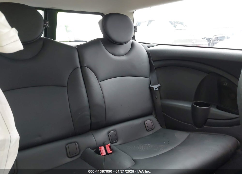 2011 MINI COOPER CLUBMAN VIN: WMWZF3C55BT188172
