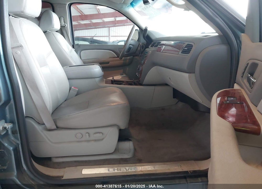 2009 CHEVROLET TAHOE LTZ VIN: 1GNFK33029R113708