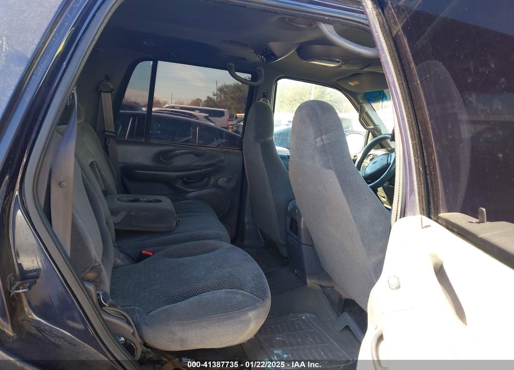 2000 FORD EXPEDITION XLT VIN: 1FMRU15L5YLA24210