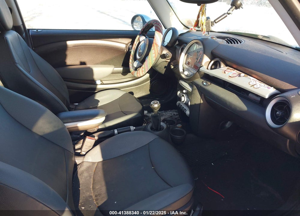 2008 MINI COOPER VIN: WMWMF33518TU68853