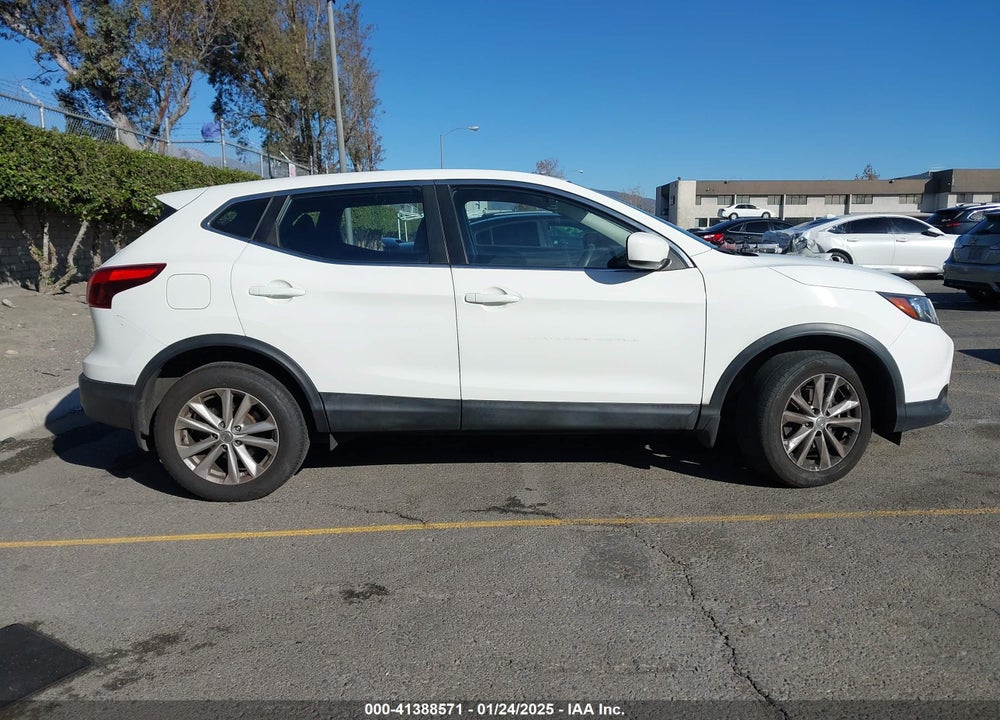 2017 NISSAN ROGUE SPORT S VIN: JN1BJ1CP7HW014185